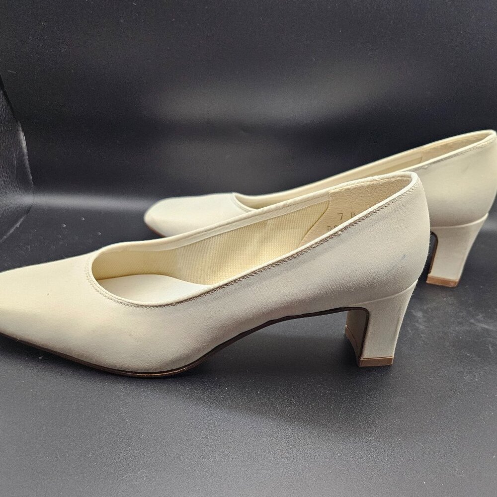 Dyeables Ivory Low-Heel Dress Shoes – Size 7 - Picture 7 of 9